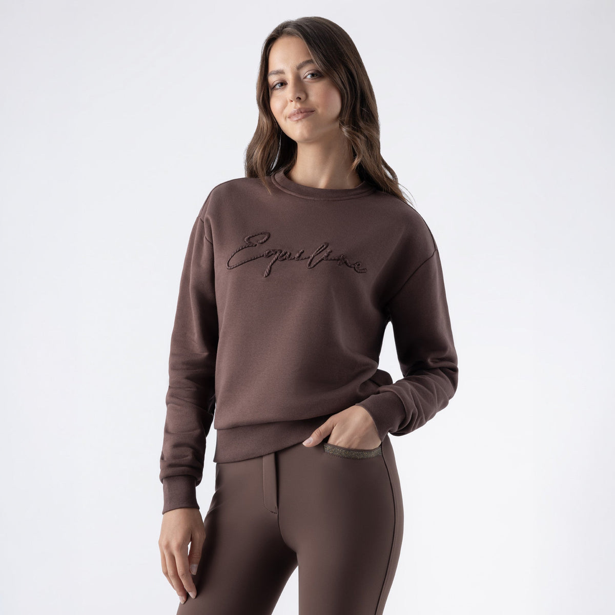 Equiline Ladies Eqzzie crewneck sweatshirt in cocoa powder, soft sweatshirt with rope-effect logo for casual equestrian style.