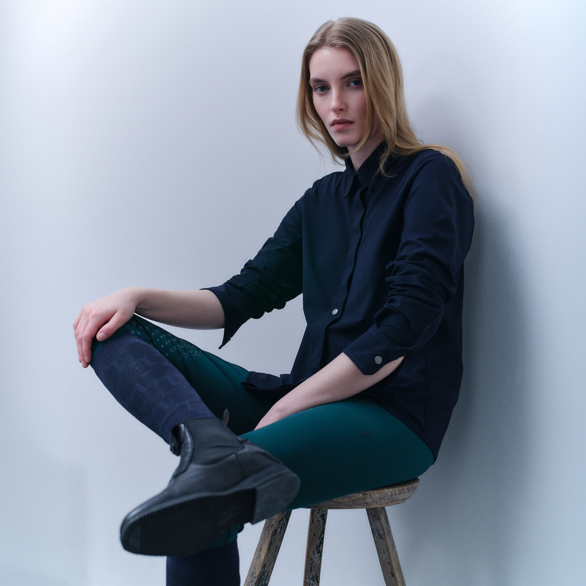 Navy Trolle Ladies casual piquet shirt with short sleeves and classic collar, made of lightweight cotton fabric.