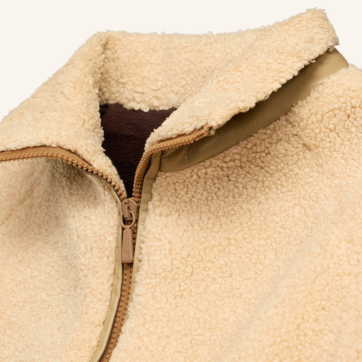 Dada Sport Ladies Tabalou Fleece in Off White, close-up of the half-zip and grey-green contrast collar